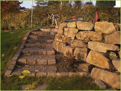 Natur-steintreppe im Garten